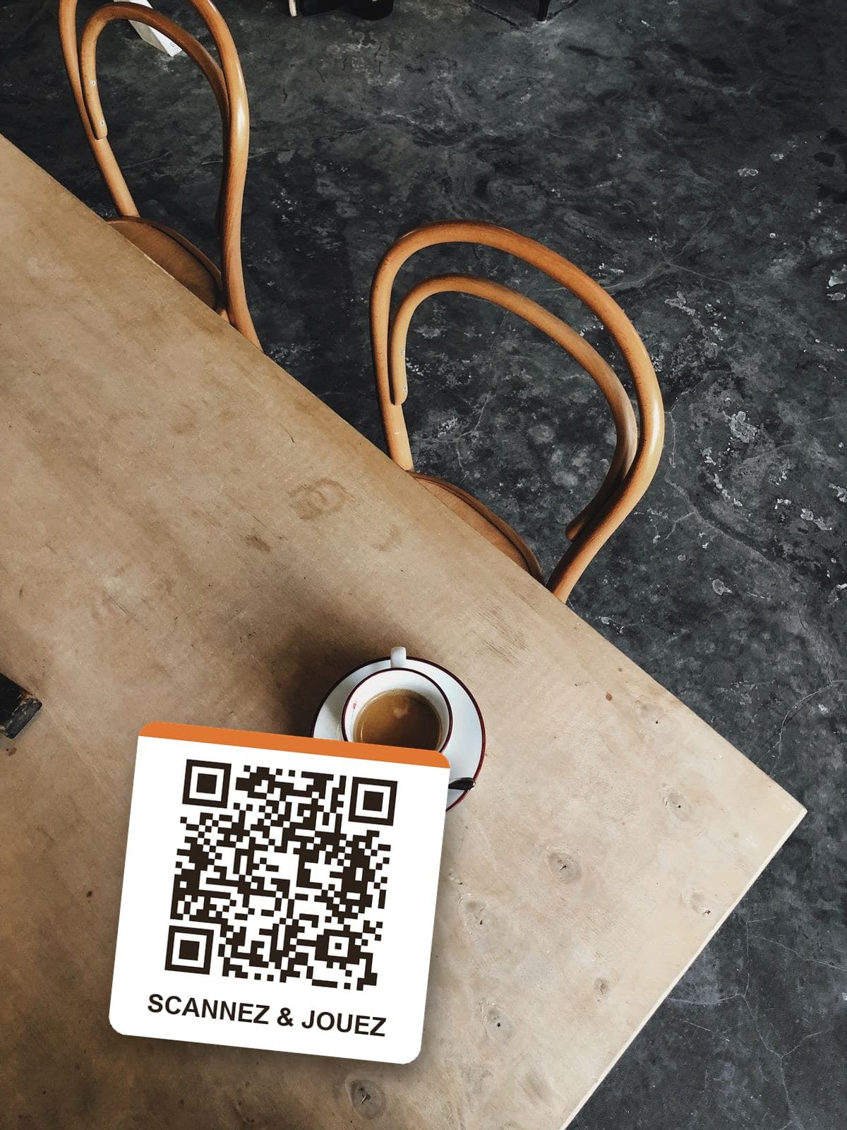 Un QR code posé sur une table de restaurant, prêt à être scanné